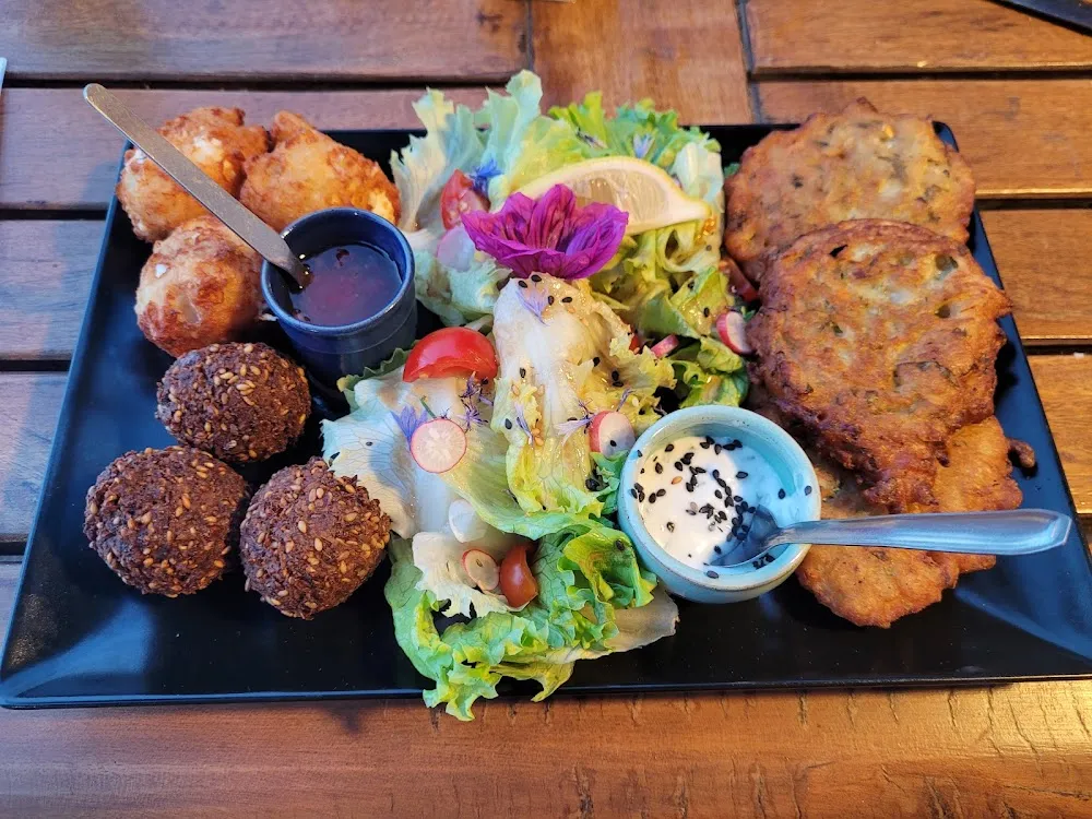 Trio de Beignets Courgette Fromage Falafels Et Salade Verte